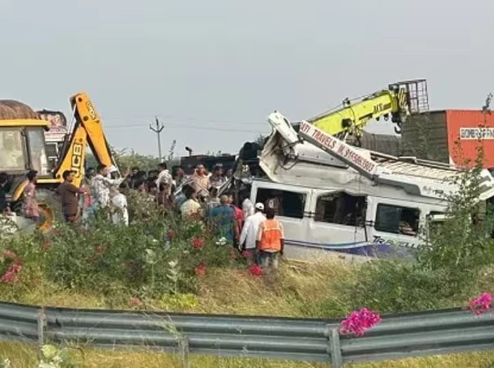 ভারতে নিয়ন্ত্রণ হারিয়ে খাদে বাস, নিহত ৮ তীর্থযাত্রী