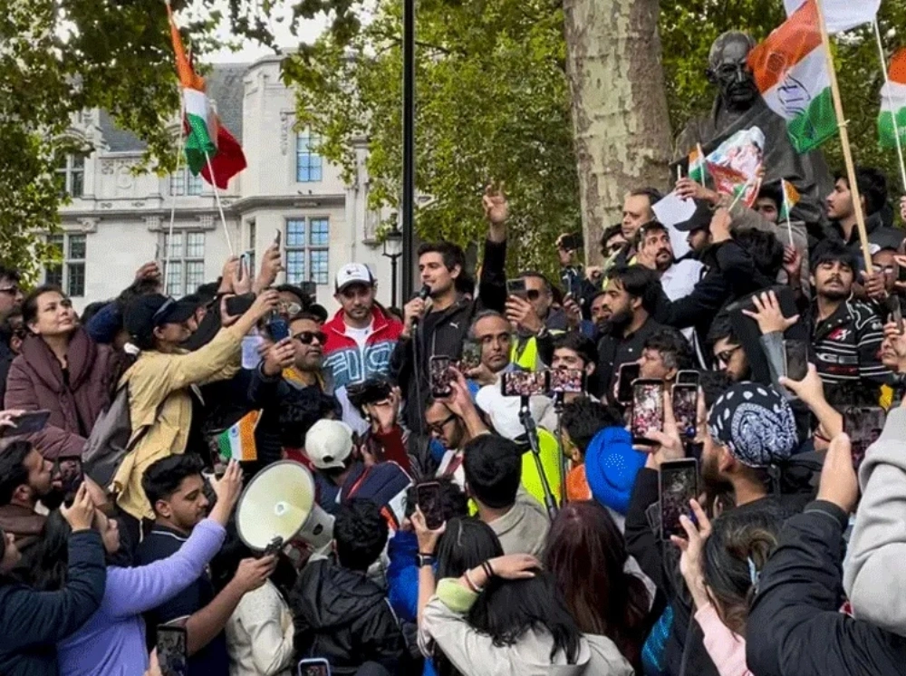 লন্ডনে ধ্রুব রাঠির নেতৃত্বে ভারতীয় শিক্ষার্থীদের বিক্ষোভ, ‘ইনকিলাব জিন্দাবাদ’ স্লোগান