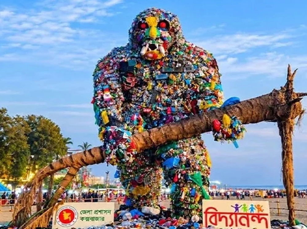 কক্সবাজার সৈকতে প্লাস্টিকের দানব, চোখে আঙুল দিয়ে দেখাচ্ছে দূষণ