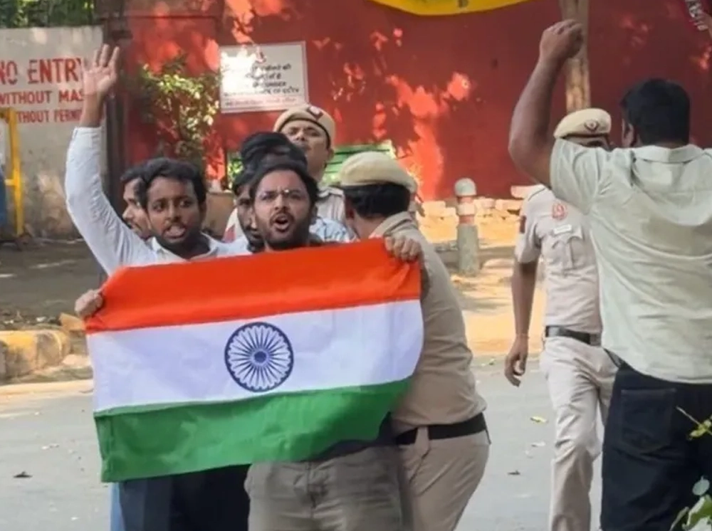 নিষেধাজ্ঞা অমান্য করে ‘তেলাপোকাদের’ বিক্ষোভ, সিজেপির দুই শীর্ষনেতা আটক