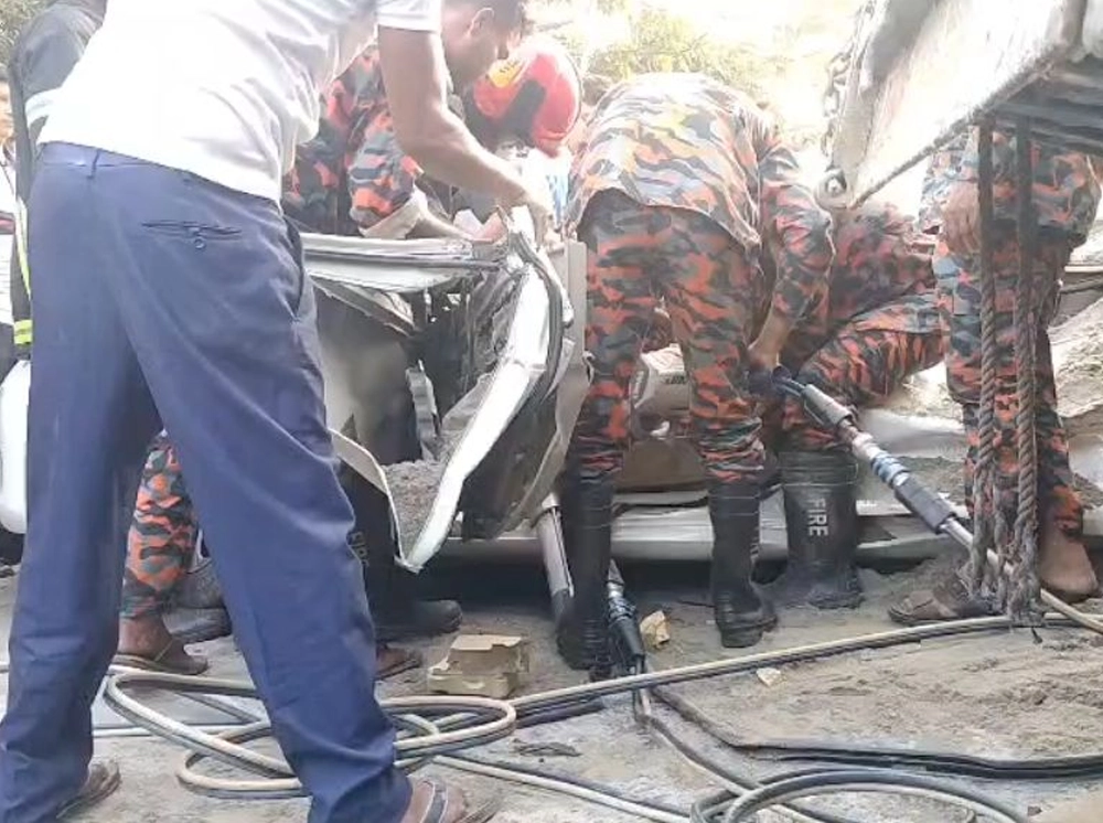 ফরিদপুরে বালুবাহী ট্রাকের নিচে ইজিবাইক, মা-ছেলেসহ নিহত ৩
