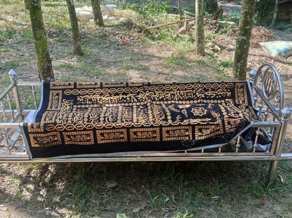 সম্পত্তির ভাগ না পেয়ে বাবার দাফনে বাধা দিলেন মেয়ে