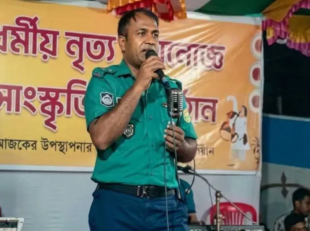 পূজামণ্ডপে ইউনিফর্ম পরে গান গাওয়া সেই এএসআই প্রত্যাহার