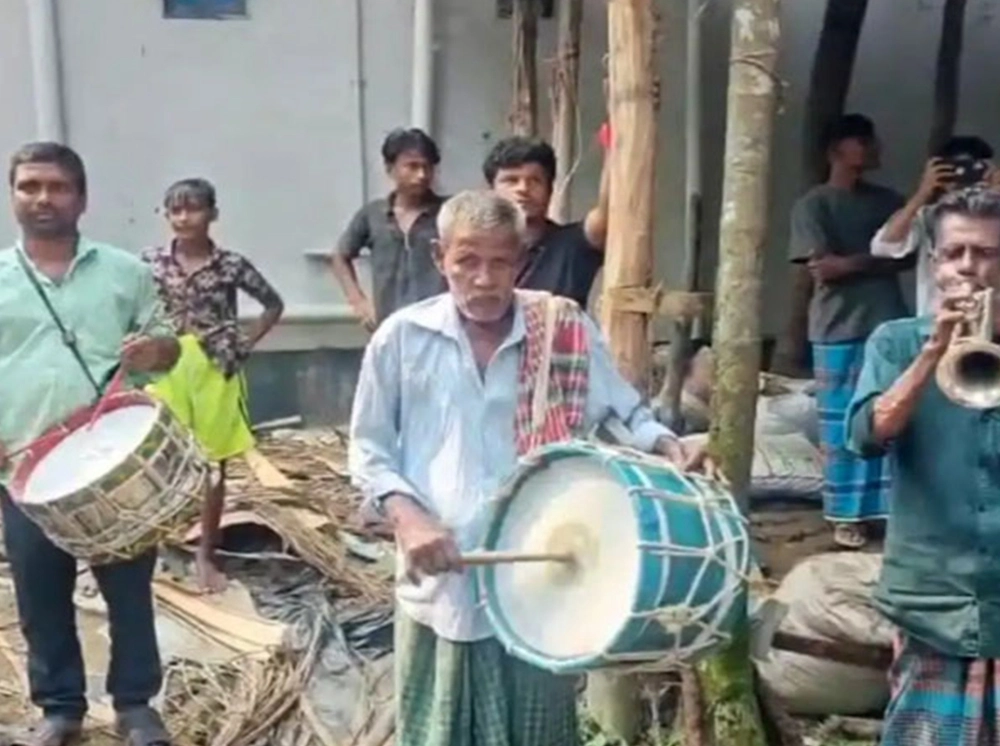 ৪৫ বছর পর ঢাক বাজিয়ে জমির দখল বুঝিয়ে দিল আদালত