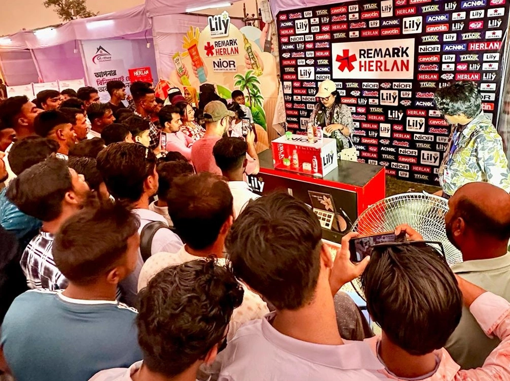 পণ্য জেতার আনন্দে কুয়াকাটা কার্নিভালে লিলি ও নিওরের স্টলে দর্শনার্থীদের ঢল