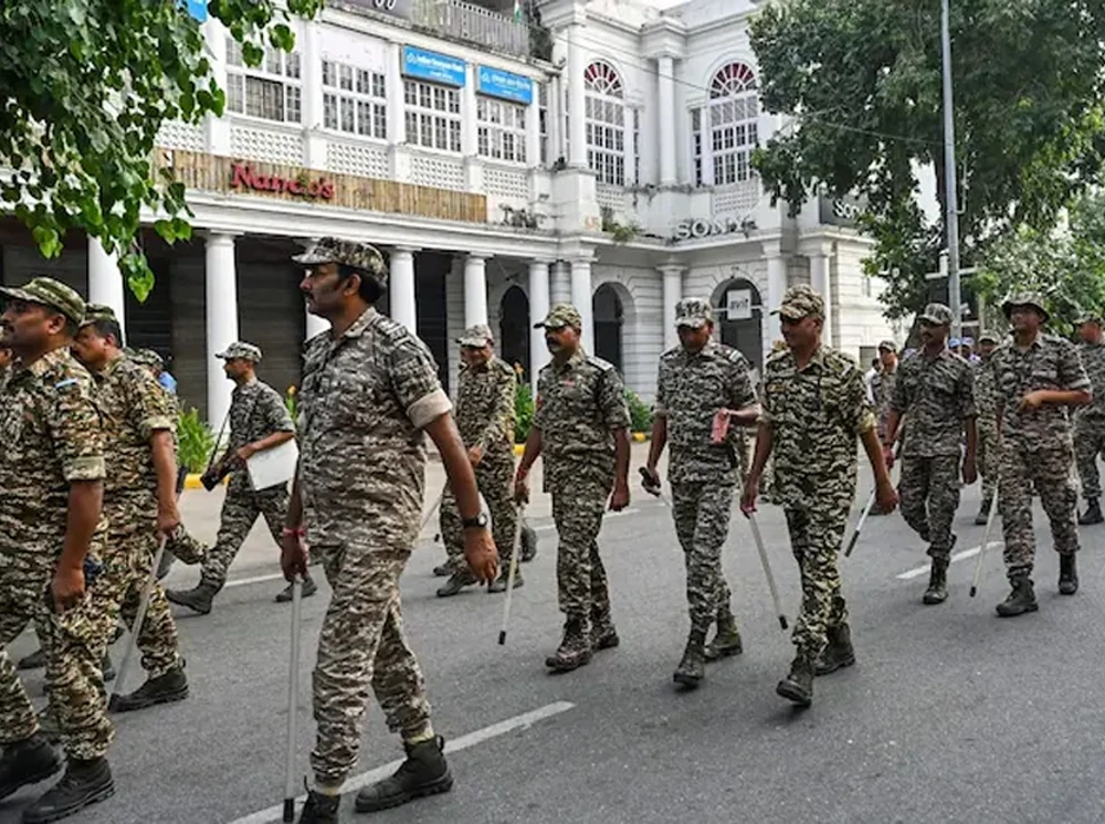 দিল্লিতে টানা এক মাস ২০ হাজার প্যারামিলিটারি রাখবে মোদি সরকার
