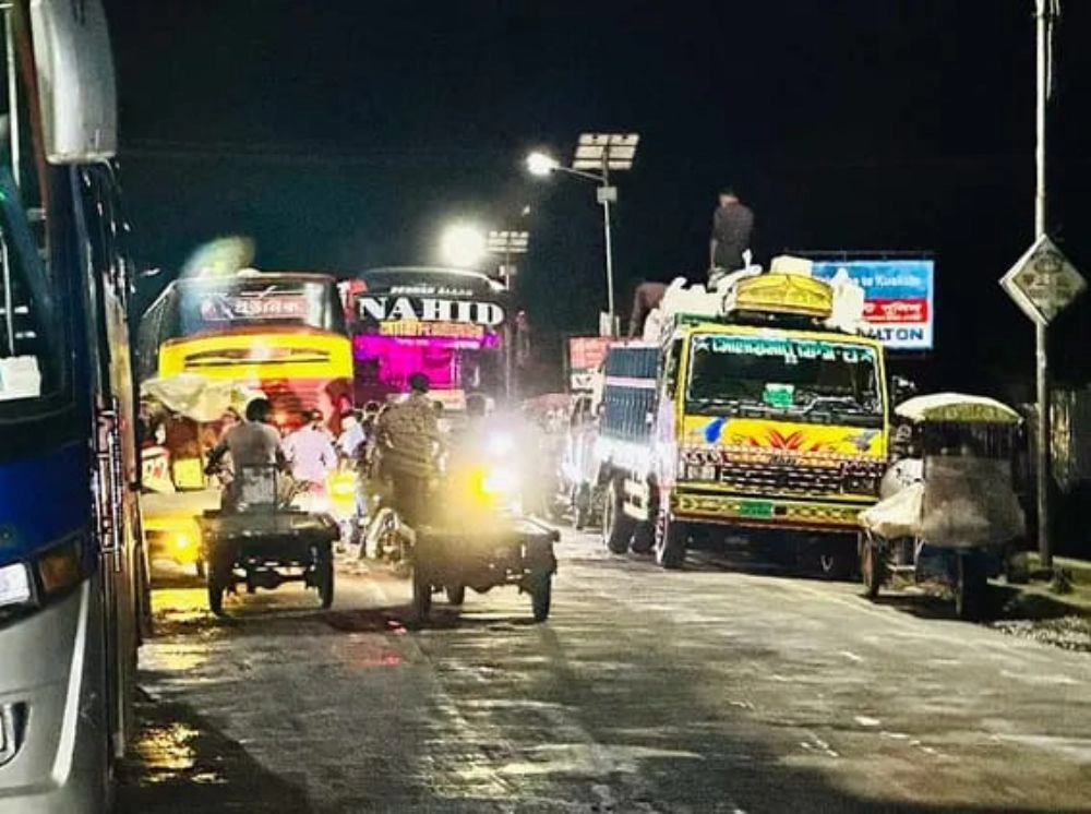 ঢাকা-কুয়াকাটা মহাসড়ক দখল করে মাছ লোড, ভোগান্তিতে যাত্রীরা