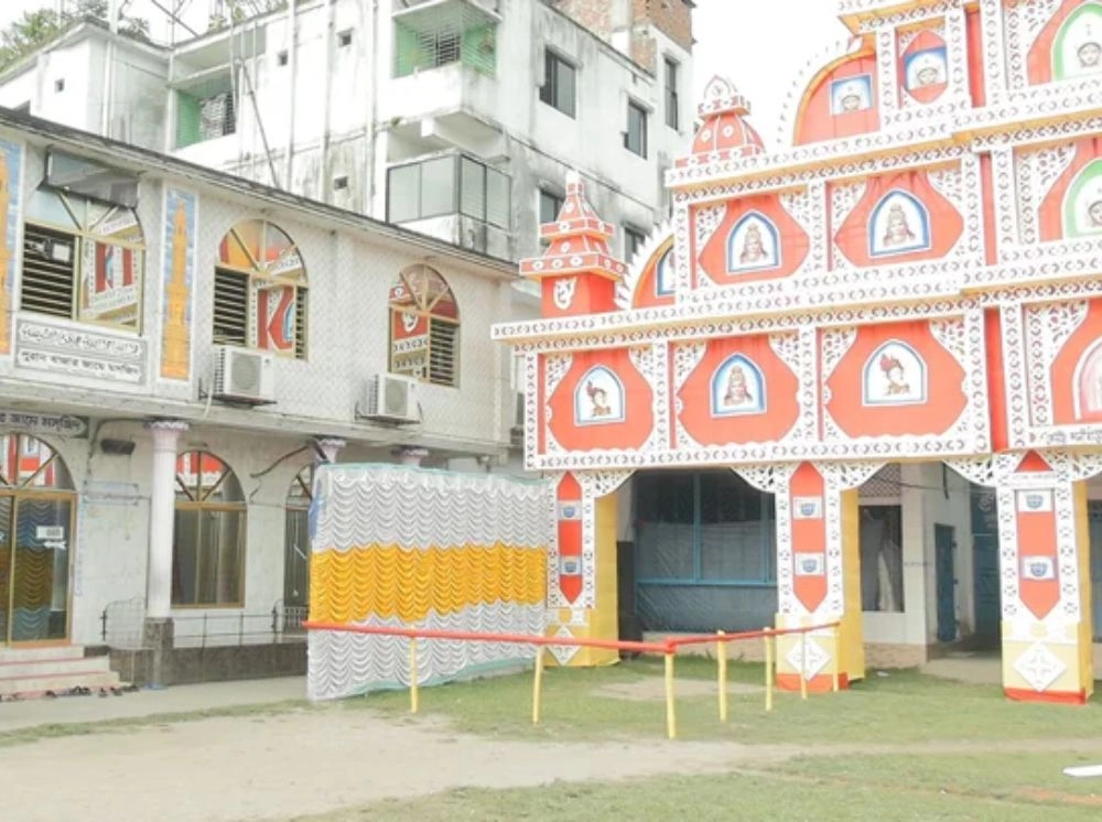 একই উঠানে মসজিদ-মন্দির, নামাজের সময় বন্ধ থাকে পূজা