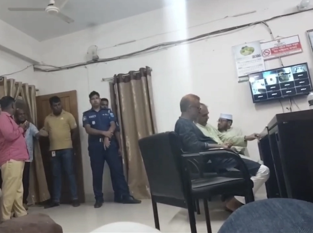 ‘ফ্যাসিস্ট’ আখ্যা দিয়ে জুলাই শহীদের চাচাকে থানায় নিলেন বিএনপি নেতা