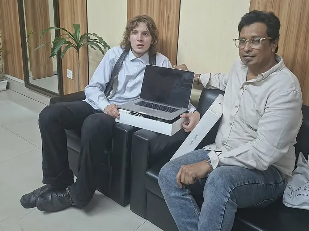 সেই জার্মান পর্যটককে ম্যাকবুক উপহার দিয়ে মন জয় করলেন বাংলাদেশি