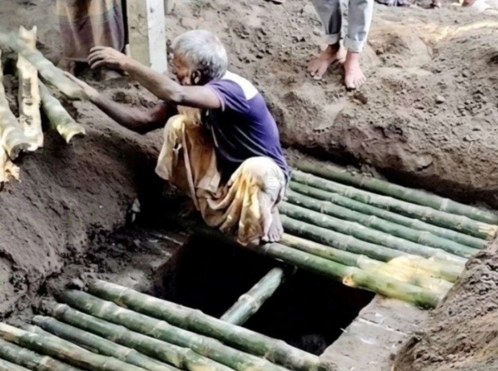 শেরপুরে বসতঘরে বৃদ্ধের লাশ দাফন, ডিসির উদ্যোগে নতুন কবরস্থানে পুনর্দাফন