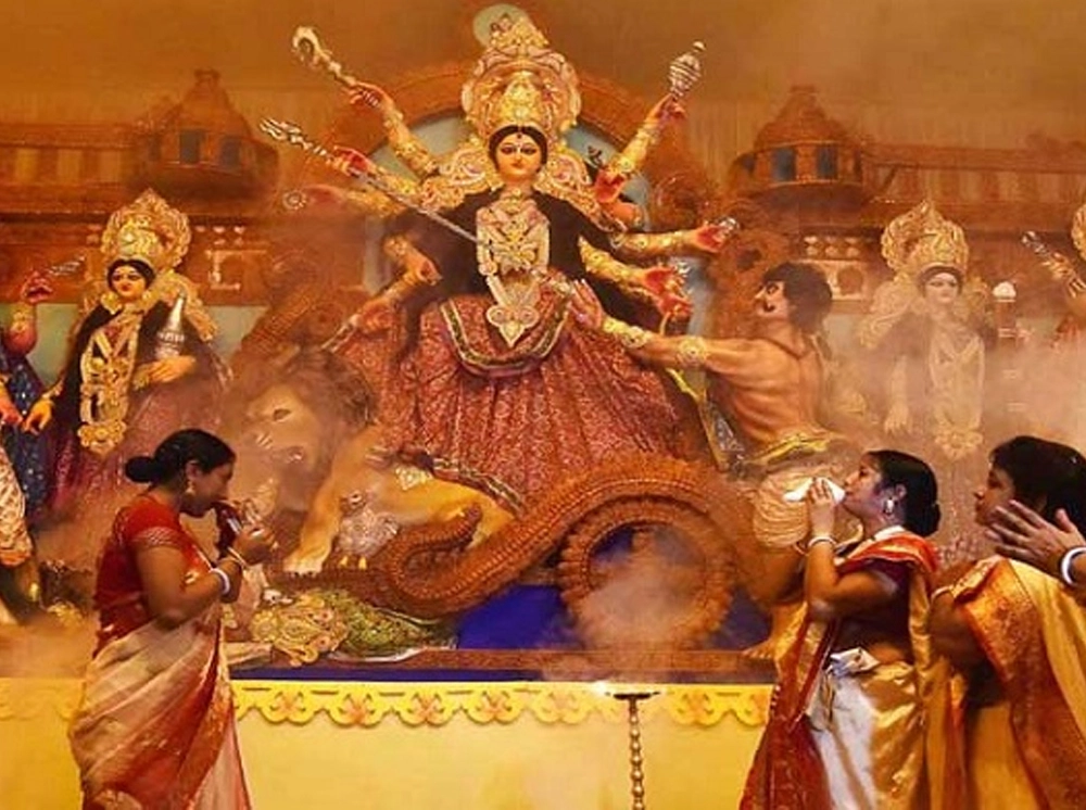 আজ বিজয়া দশমী,  বিসর্জনের সুর মণ্ডপে মণ্ডপে