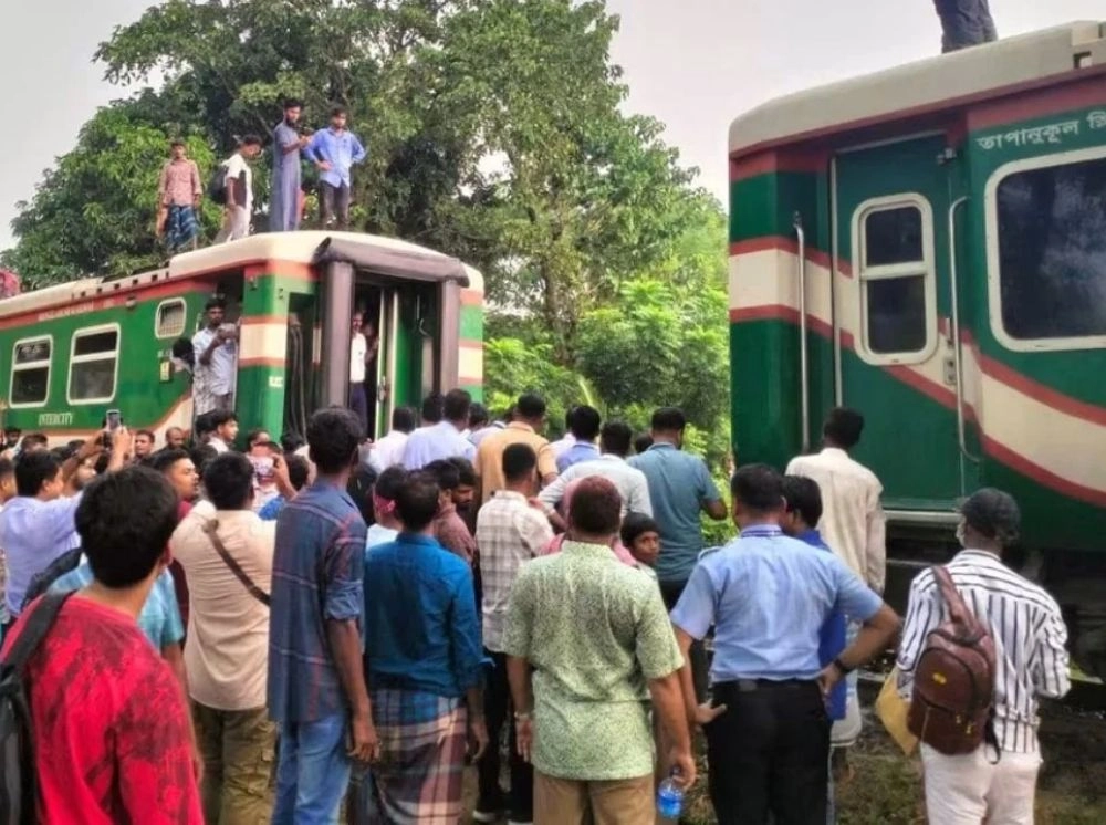 চলন্ত ১২ বগি রেখেই দুই কিলোমিটার চলে গেল ট্রেন