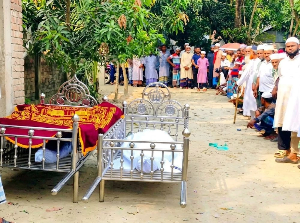 বাড়িতে স্ত্রীর লাশ রেখে মসজিদে নামাজ পড়তে গিয়ে মারা গেলেন স্বামীও