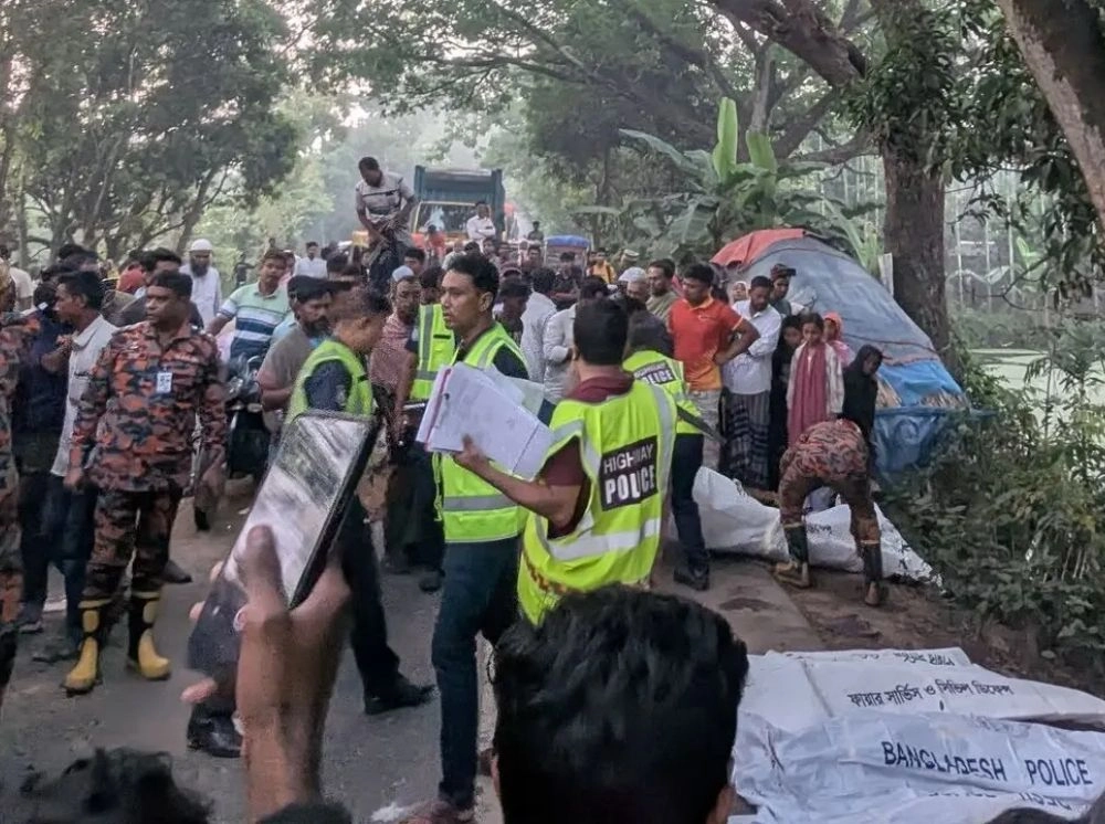 নাটোরে বাস-ট্রাকের মুখোমুখি সংঘর্ষ, নিহত ১০