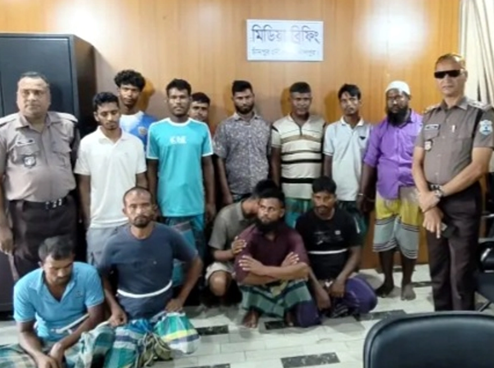 চাঁদপুরে ইলিশ শিকারের দায়ে ২১ জেলে আটক, ১০ মণ মাছ জব্দ