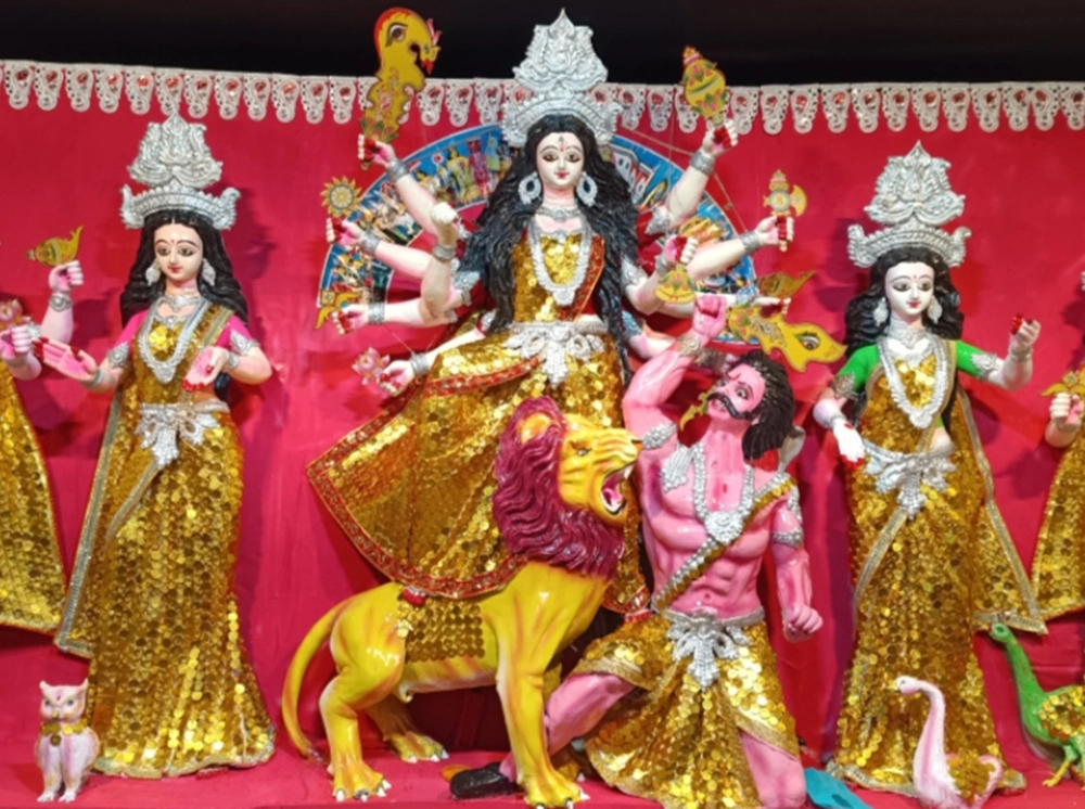 ১০ হাজার গোল্ডেন কয়েন চকোলেট দিয়ে তৈরি দুর্গাপ্রতিমা