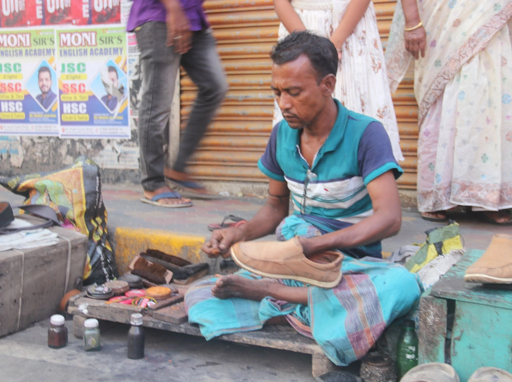 সবার পূজা মণ্ডপে, আর কালিপদদের পূজা ফুটপাতে