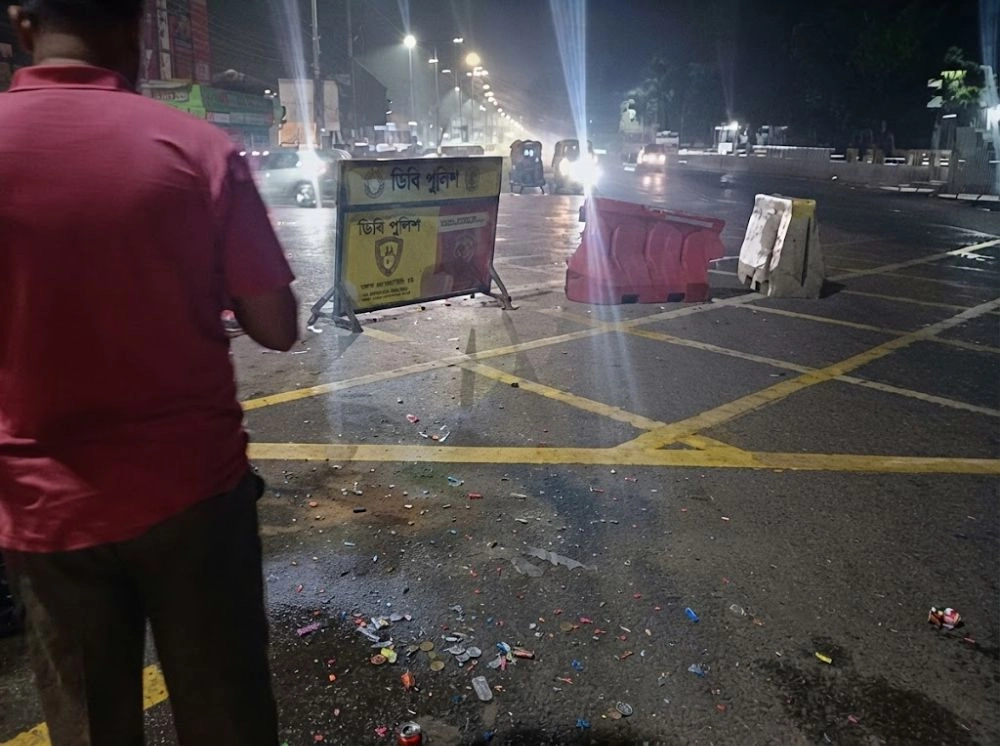 গভীররাতে প্রধানমন্ত্রীর কার্যালয়ের সামনে ককটেল বিস্ফোরণ, আটক ২