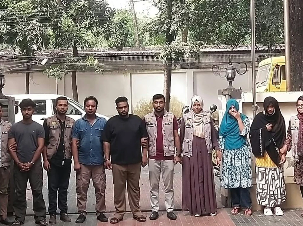 প্রেমের ফাঁদে ফেলে ব্ল্যাকমেইল, হানিট্র্যাপ চক্রের ৫ সদস্য গ্রেফতার
