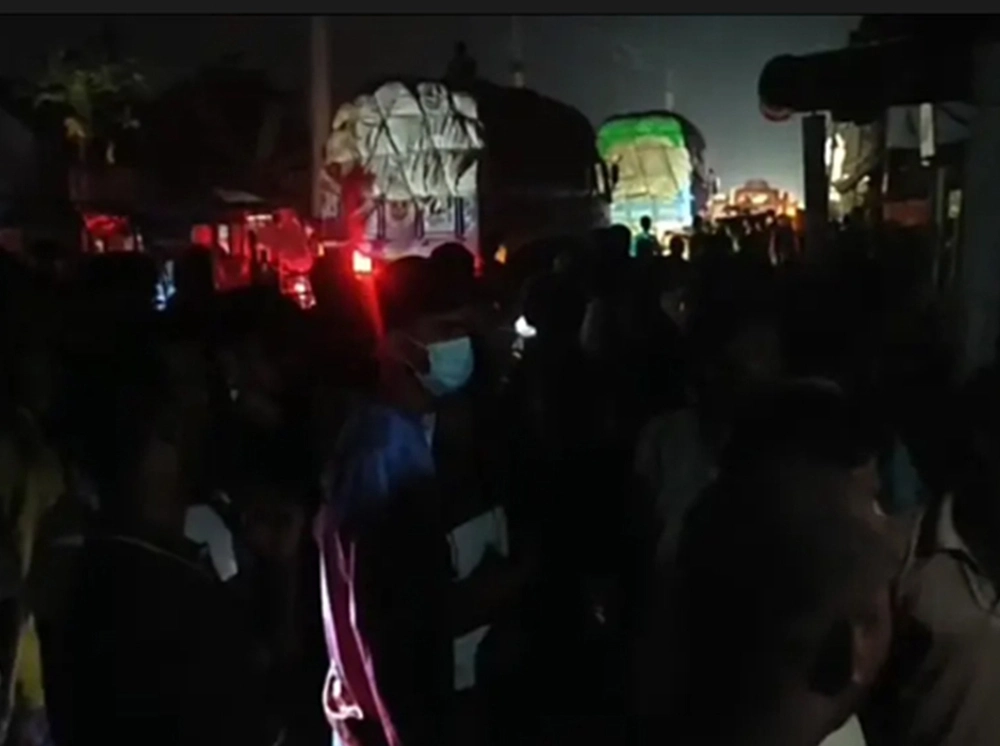 চাকা ফেটে নিয়ন্ত্রণ হারিয়ে দোকানে ট্রাক, নিহত ১