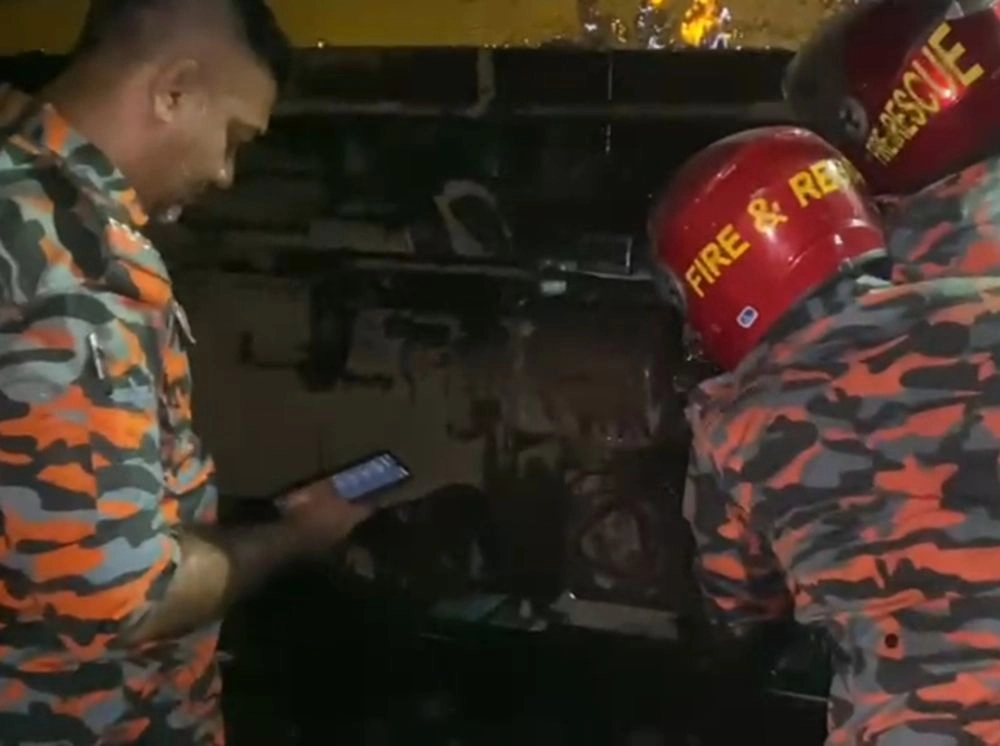 শায়েস্তাগঞ্জে জয়ন্তিকা এক্সপ্রেসের ইঞ্জিনে আগুন
