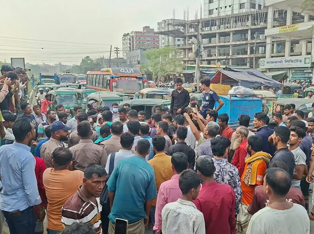 তিন দিনের মধ্যে অটোরিকশা চলাচল বন্ধের হুঁশিয়ারি, মোহাম্মদপুরে সড়ক অবরোধ