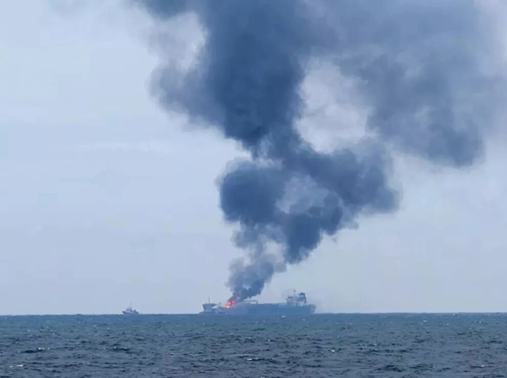 হরমুজে মাইন বিস্ফোরণে ৩ তেলবাহী জাহাজে ভয়াবহ আগুন