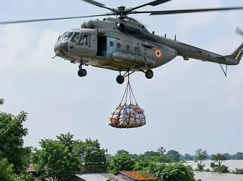 হেলিকপ্টার থেকে ফেলা ত্রাণ মাথায় পড়ে বৃদ্ধের মৃত্যু