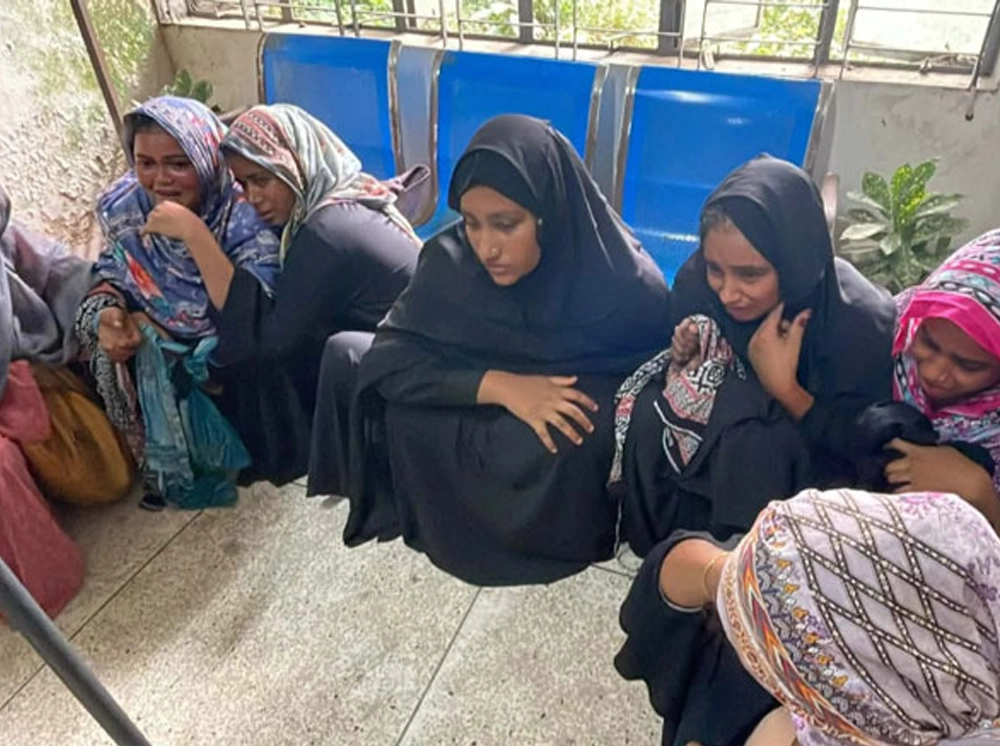 হাসপাতালে রোগীর বেশে স্বর্ণের চেইন চুরি, গ্রেফতার ৭ নারী