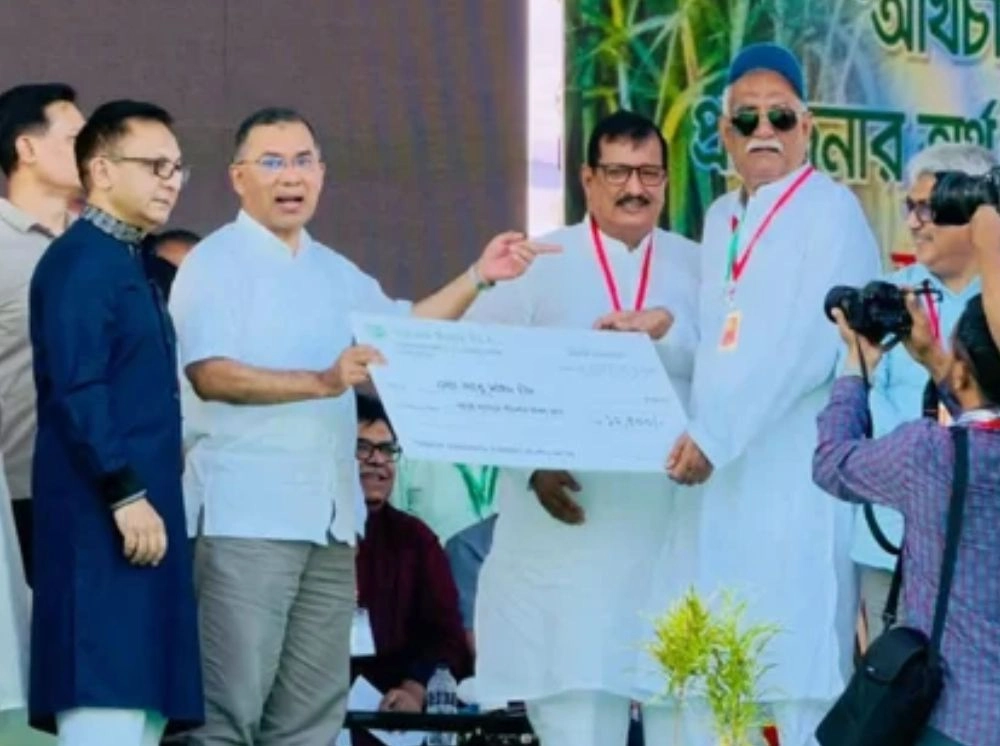 আখচাষি হিসেবে প্রধানমন্ত্রীর হাত থেকে প্রণোদনা নিলেন সংসদ সদস্য