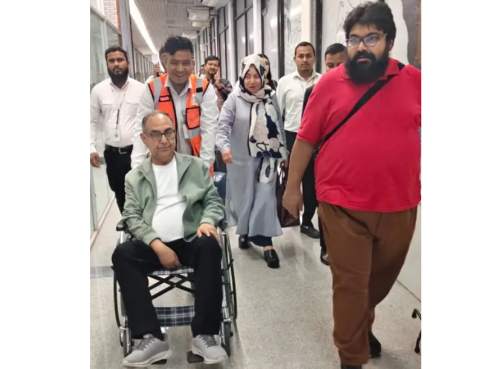 চিকিৎসা শেষে এক মাস পর দেশে ফিরলেন মির্জা আব্বাস
