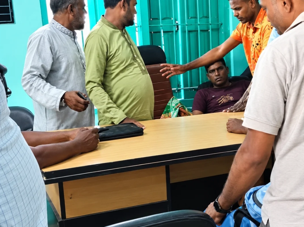 চাঁদা না দেওয়ায় ইউনিয়ন পরিষদে বিএনপি নেতার হামলা, মেম্বারকে মারধর
