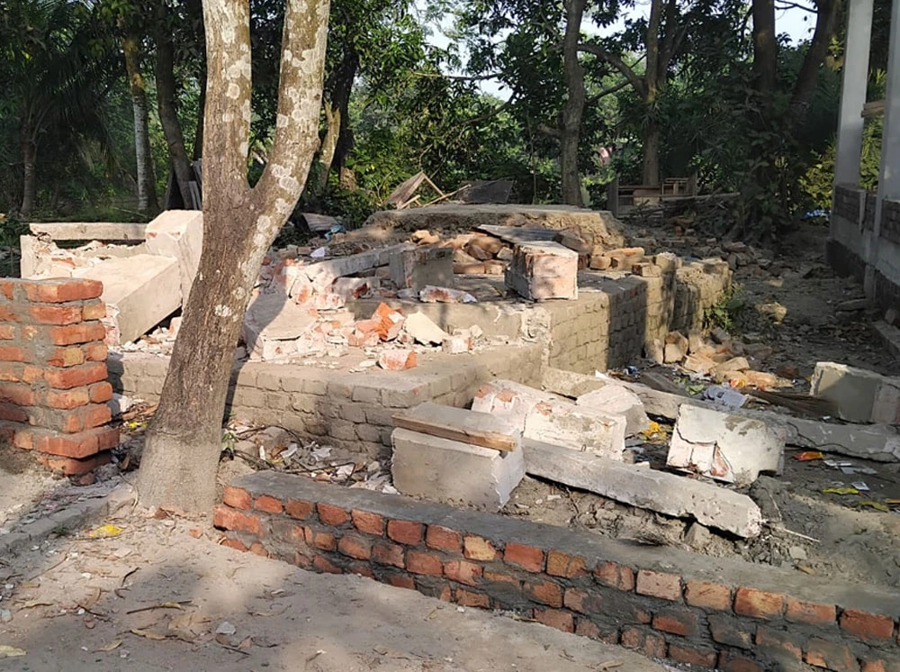 সাতক্ষীরায় বিএনপি-যুবদলের নেতৃত্বে জাসাস নেতার দোকান গুঁড়িয়ে লুটপাট