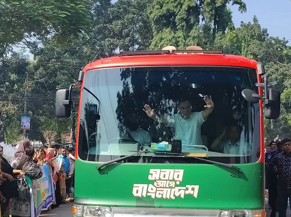 সৈয়দপুরে রাস্তায় দাঁড়িয়ে বিএনপি নেতাকর্মীদের ফুলেল শুভেচ্ছা
