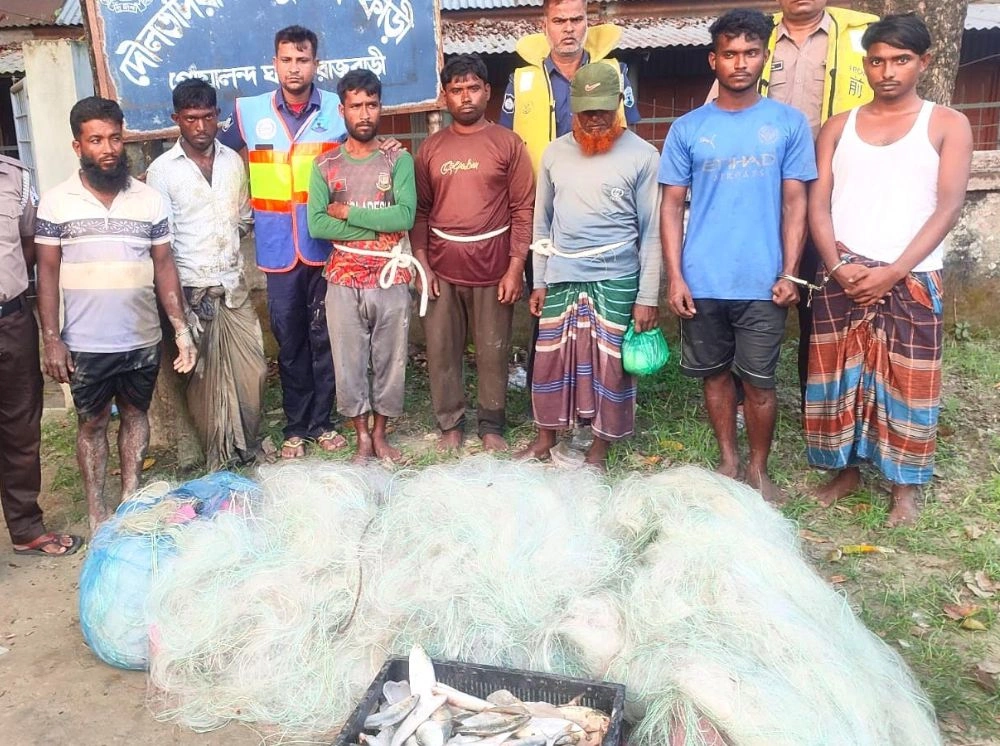 পদ্মায় মা ইলিশ শিকার, ৭ জেলে আটক