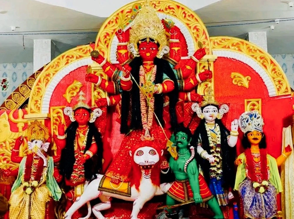 দেশের একমাত্র লাল দুর্গা দেখতে পাঁচগাঁওয়ে ভক্তদের ভিড়