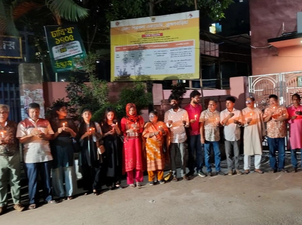 রবীন্দ্রনাথের ছবিতে কালি লেপনের প্রতিবাদে মোমবাতি প্রজ্বালন