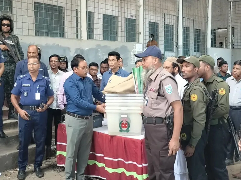 ঠাকুরগাঁও-১ উপনির্বাচন: কড়া নিরাপত্তায় ১৮৫ কেন্দ্রে সরঞ্জাম বিতরণ