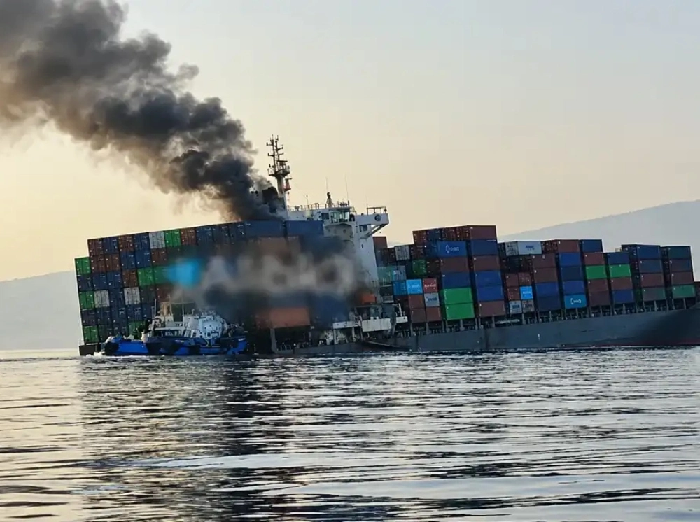 হরমুজে মাইন বিস্ফোরণে ডুবল ২৫০০ কন্টেইনার বোঝাই জাহাজ