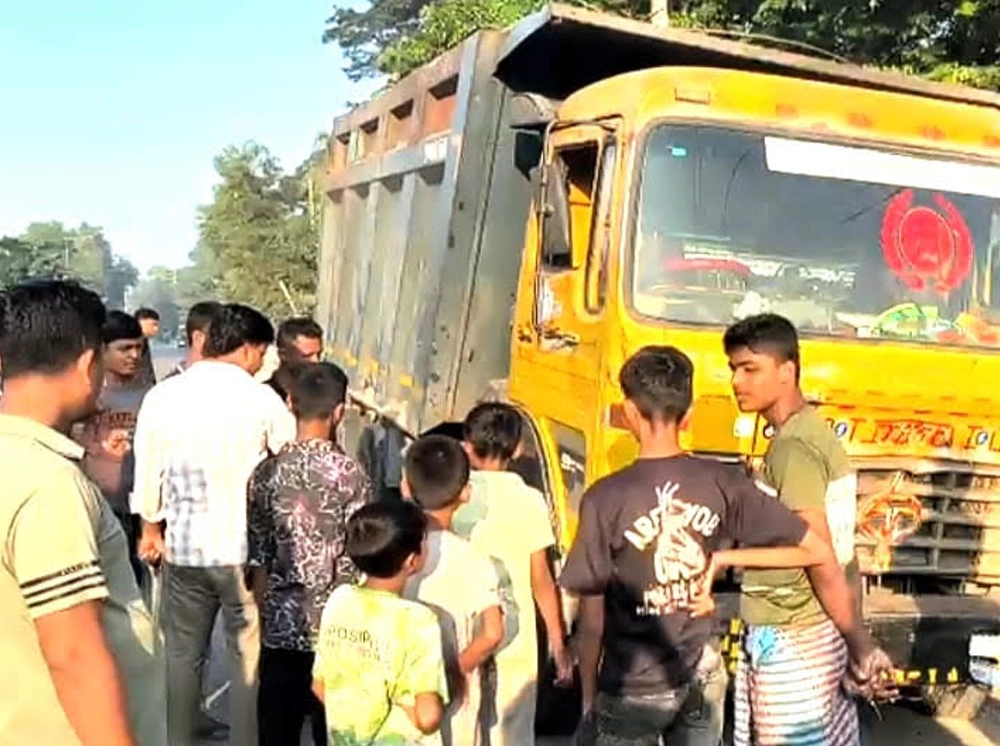 লক্ষ্মীপুরে ড্রাম-ট্রাকের চাপায় ভ্যানচালক নিহত, সড়ক অবরোধ