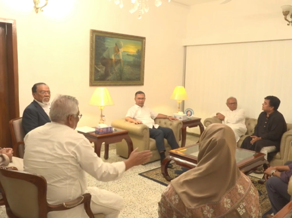 প্রধানমন্ত্রীর সাথে শহীদ জেহাদের পরিবারের সাক্ষাৎ