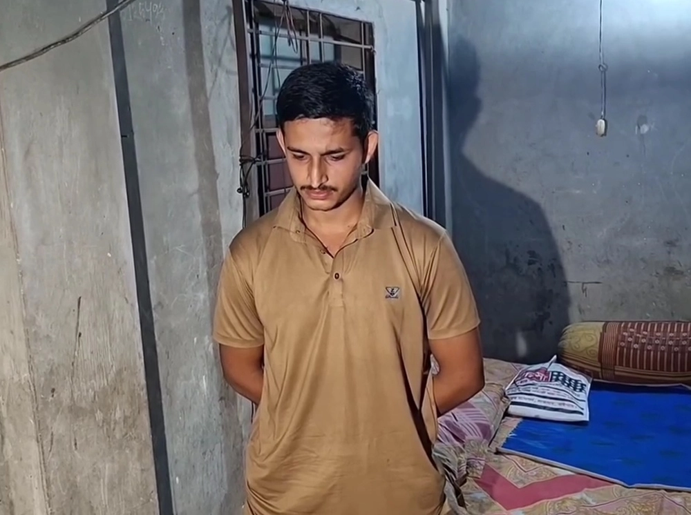 দেশীয় অস্ত্র তৈরি করে বিক্রির বিজ্ঞাপন, এসআরবির অভিযানে যুবক আটক