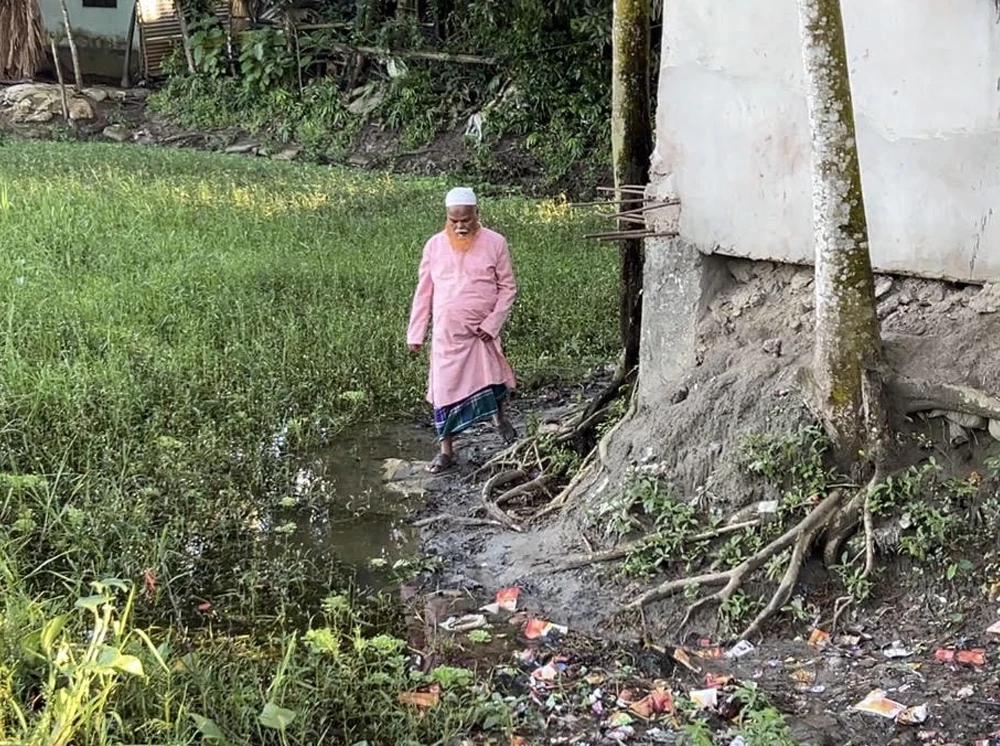 খাসজমি দখল করে দোকানঘর, দুর্ভোগে সাবেক ব্যাংক কর্মকর্তার পরিবার