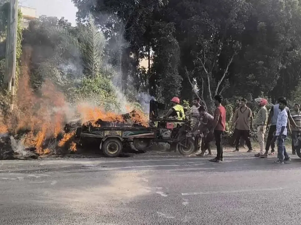 রুপপুর পারমাণবিক বিদ্যুৎ প্রকল্পের পাশে খড়বোঝাই গাড়িতে আগুন