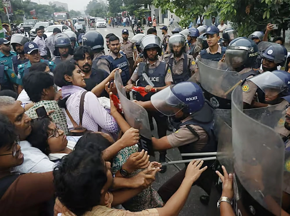 এনসিটি পরিচালনা ডিপি ওয়ার্ল্ডকে দেওয়ার প্রতিবাদে বিক্ষোভ, পুলিশের লাঠিচার্জ