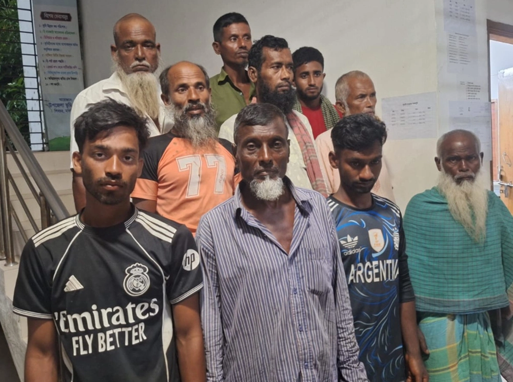 নিষেধাজ্ঞা অমান্য করে পদ্মায় ইলিশ শিকার, ১০ জেলের কারাদণ্ড