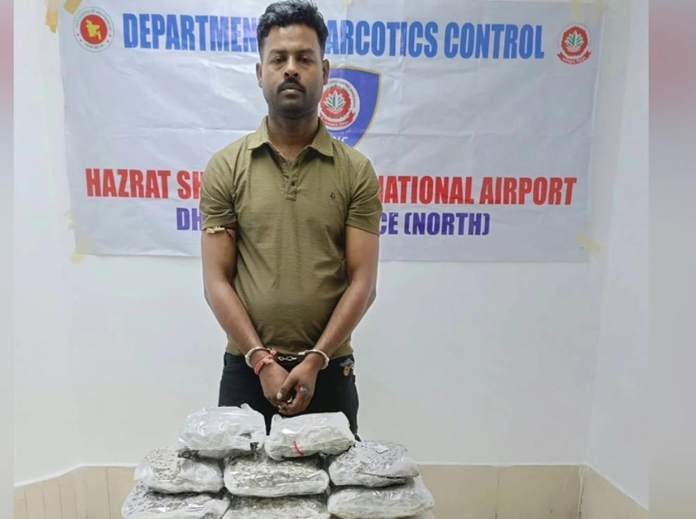 শাড়ির আড়ালে ৪ কেজি কুশ, বিমানবন্দরে ভারতীয় নাগরিক গ্রেফতার