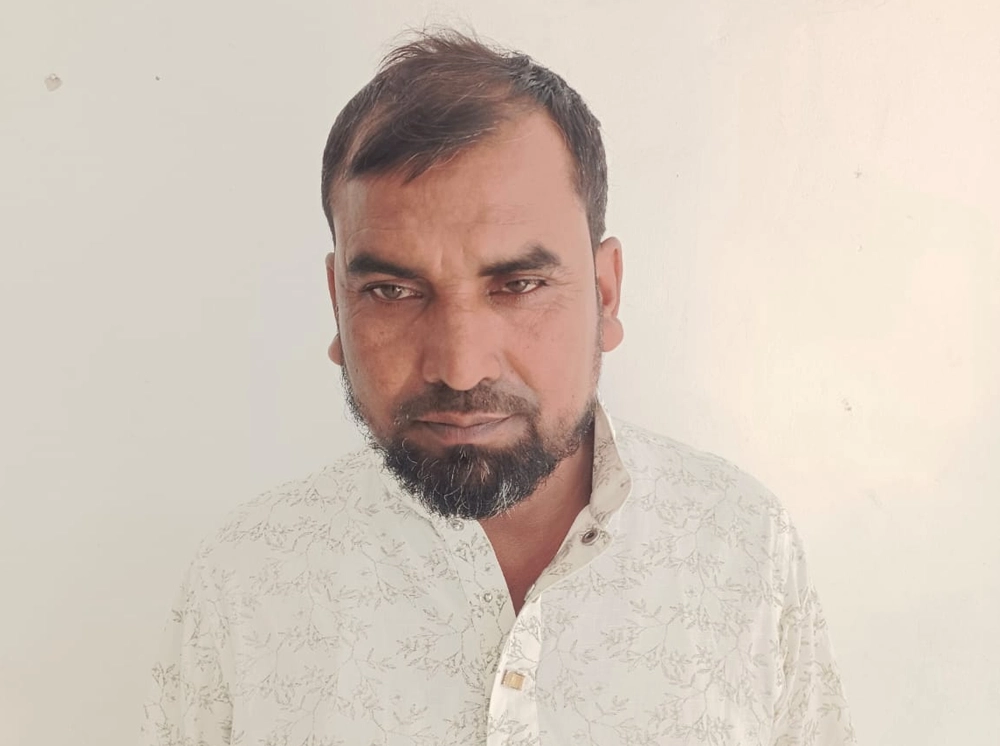 দেশত্যাগের সময় ইমিগ্রেশনে হত্যা মামলার আসামি আটক