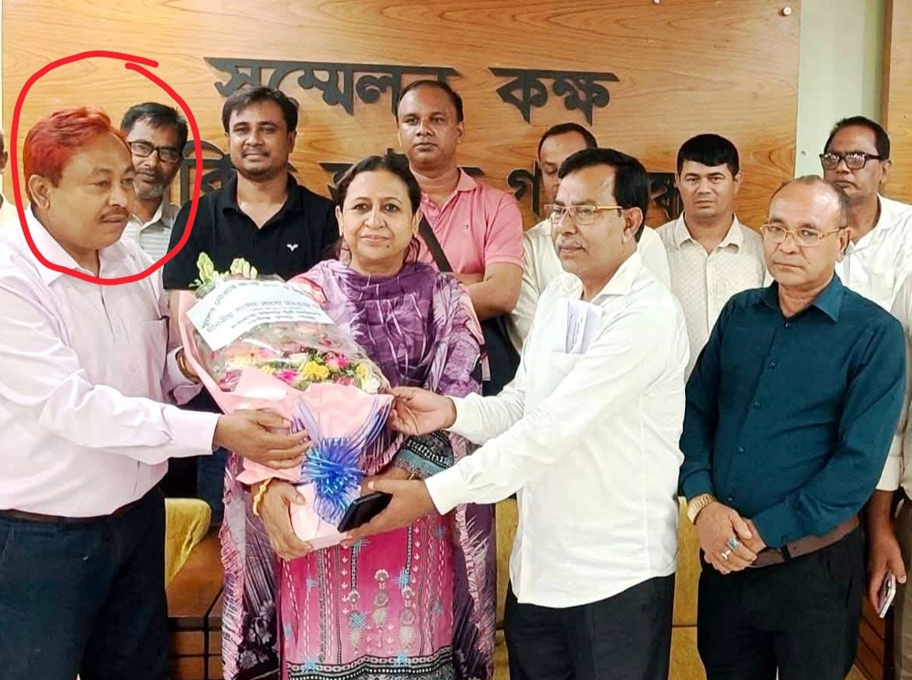 বিএনপির এমপিকে যুবলীগ নেতার ফুলেল শুভেচ্ছা, ছবি ভাইরাল